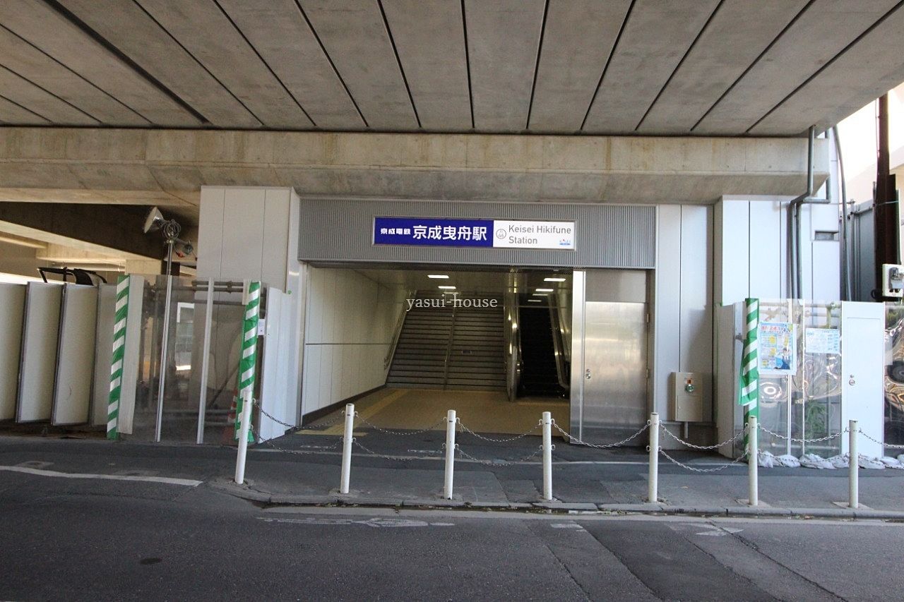 京成曳舟駅改札（左隣はドラッグストア）