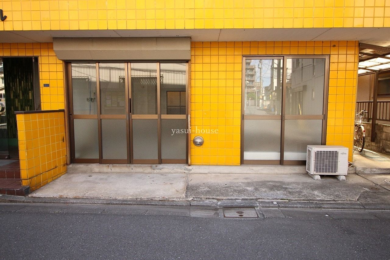 第4安井ビル1階 西側道路にあるエントランスの右側部分