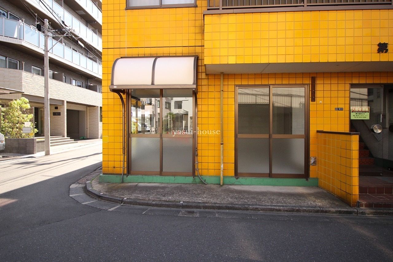 第4安井ビル1階 西側道路にあるエントランスの左側部分