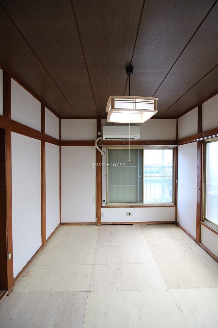 第1安井ハウス201 和室6.0 エアコン設置のため、窓は半分だけ開きます