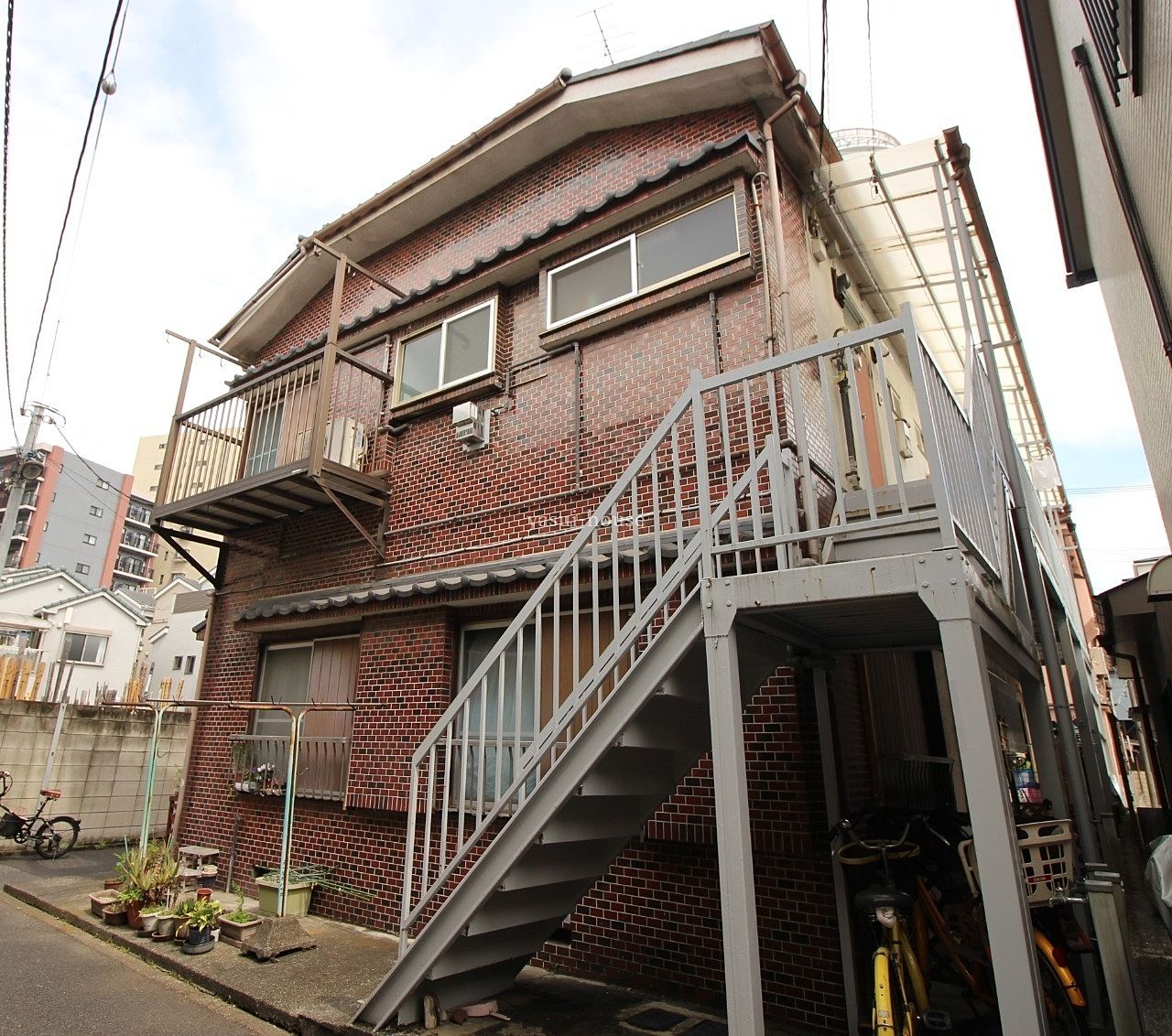 第1安井ハウス 第1安井ハウス 外観、自転車は階段下に置いてください