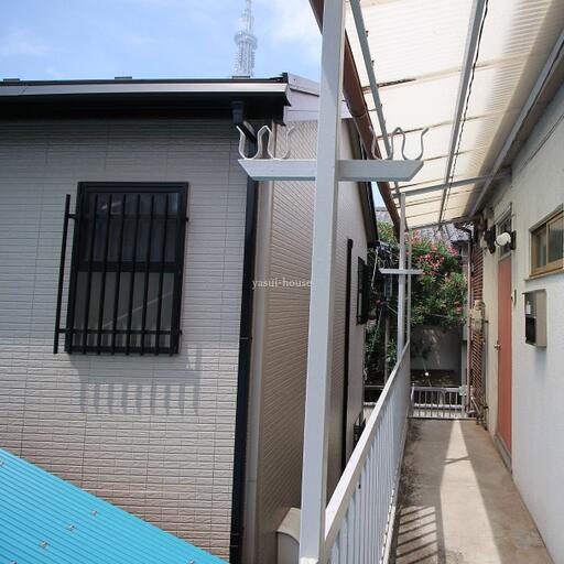 第1安井ハウス201 外廊下にも物干し付