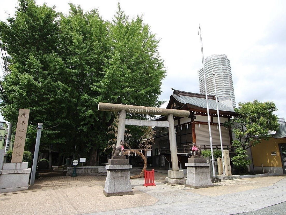 ご神木のいちょうの木、狐さんの像。氏神様