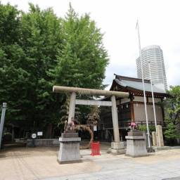 第1安井ハウス ご神木のいちょうの木、狐さんの像。氏神様