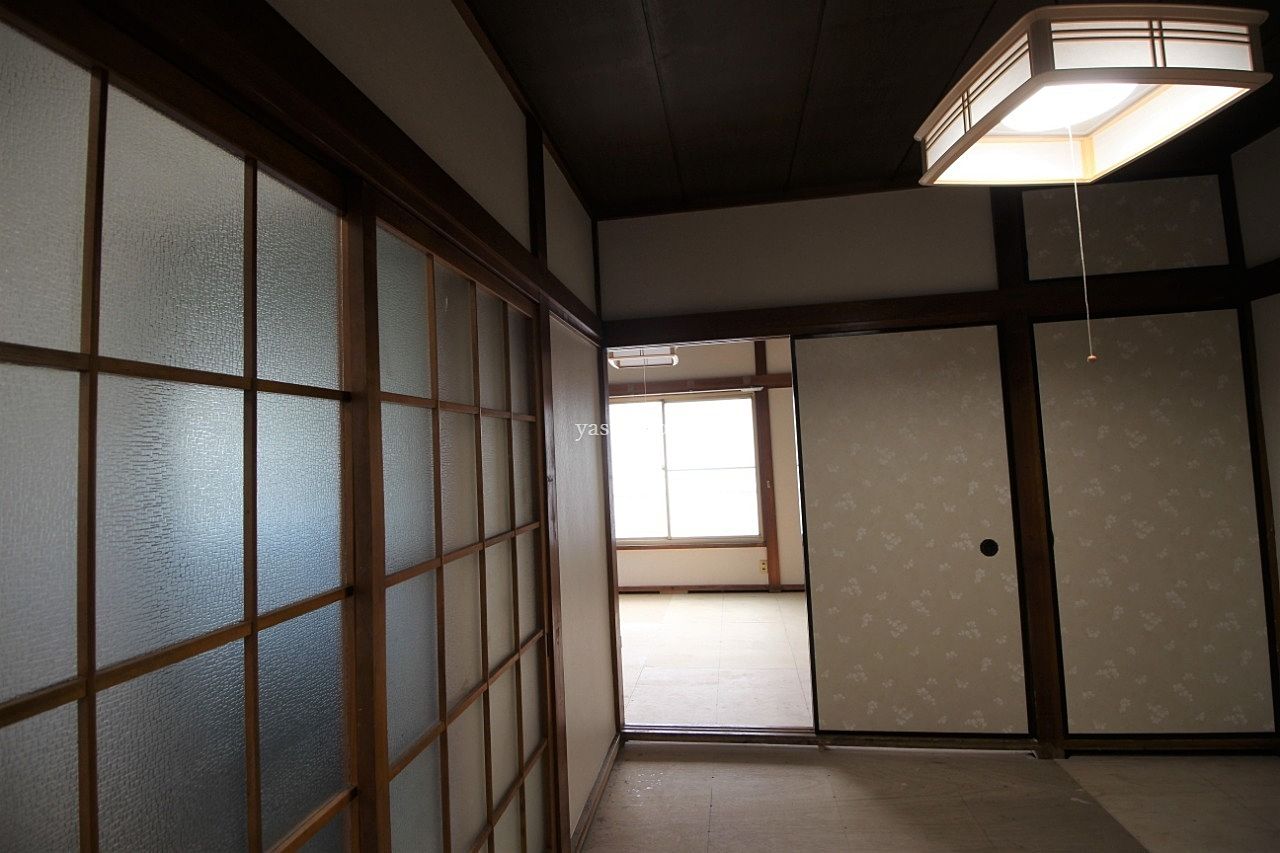 第1安井ハウス201 左のガラス戸の先は台所、手前4.5、奥6.0 畳を敷く前
