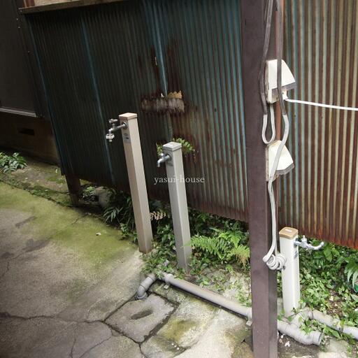 星野荘 外部洗濯機置場 101の水栓は左から2番目