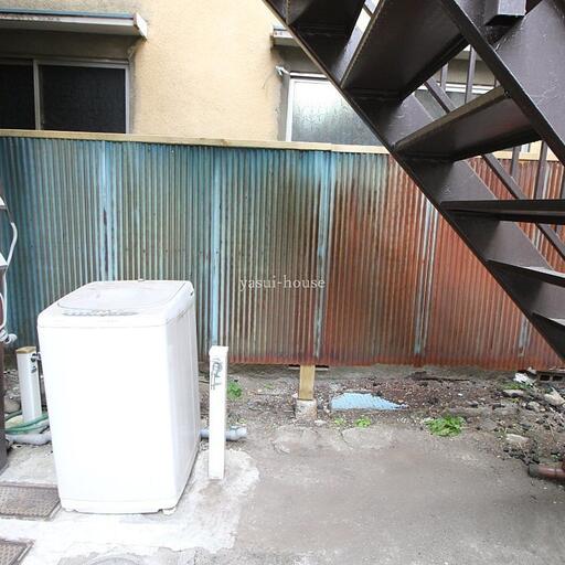 星野荘 洗濯機置場 101は一番左から2番目