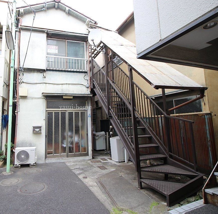 星野荘 外観 建物の左に街灯があるので暗くないです