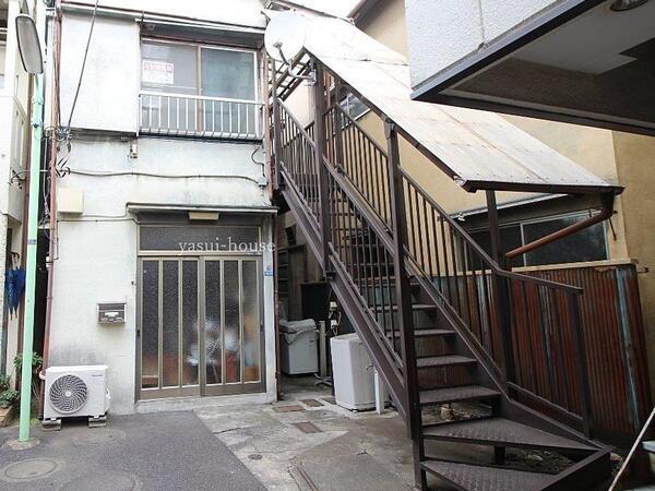 星野荘 外観 建物の左に街灯があるので暗くないです