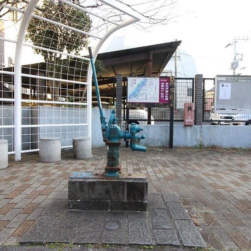 広場!? 井戸!? 鳩の街通り商店街の中ほどにあります