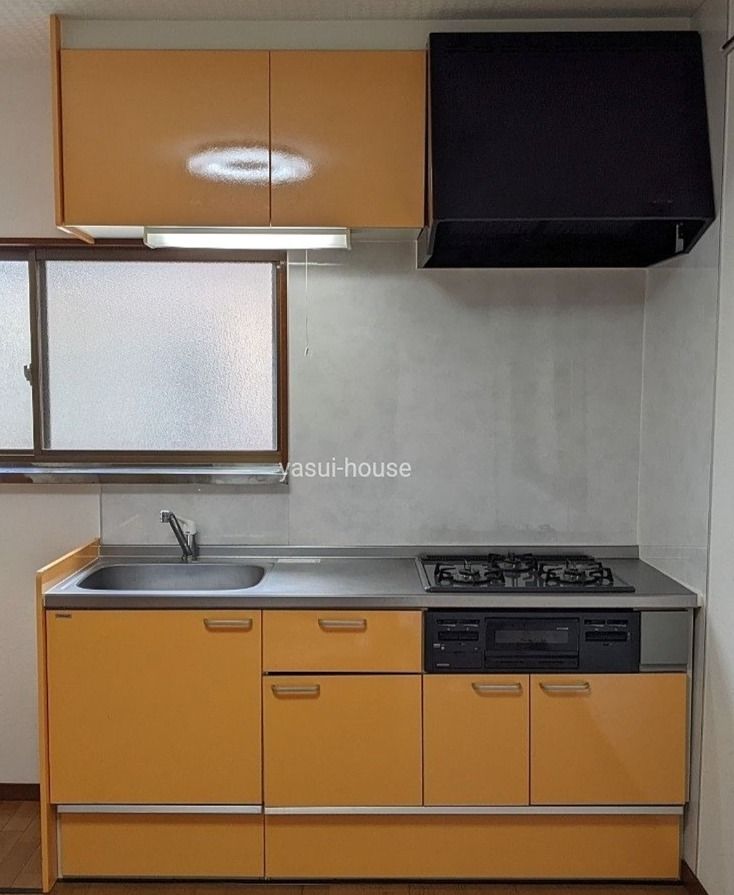 オレンジ色のシステムキッチンがある「お部屋」