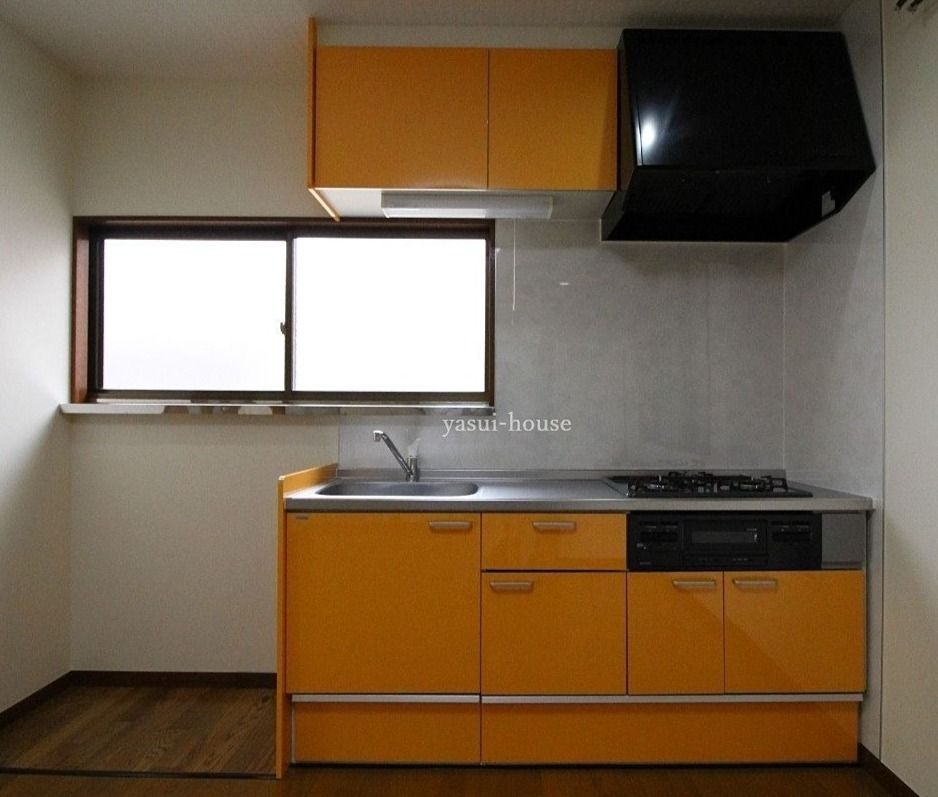オレンジ色のシステムキッチンがある「お部屋」