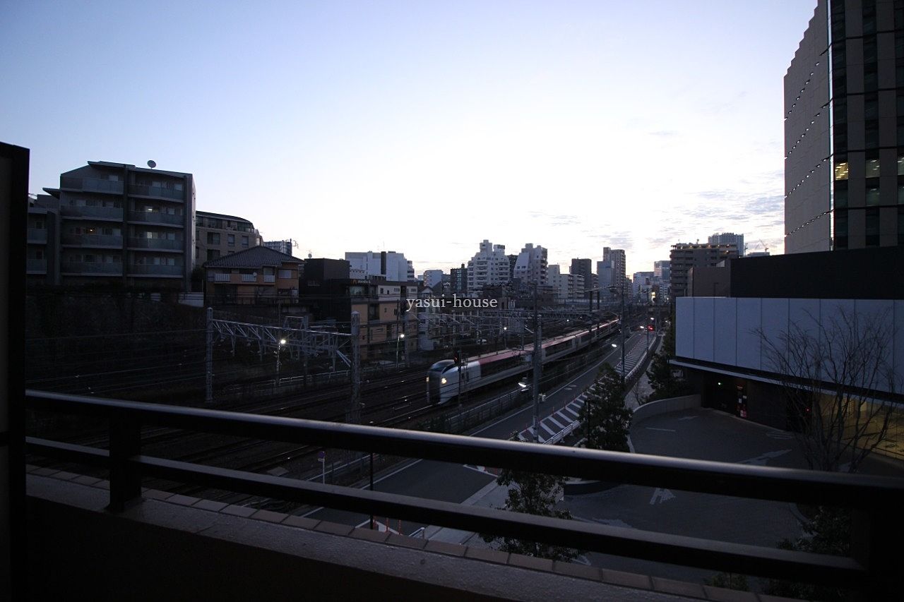 東の空を一日中眺められる「リビング」